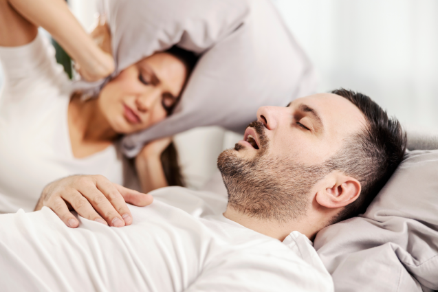 Obstrukcinė miego apnėja ir knarkimas, kaip tai susiję?
